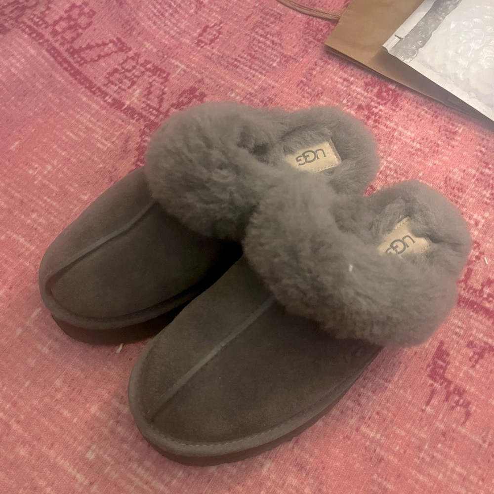 NWOT popular Disquette style UGG slippers in grey size 7